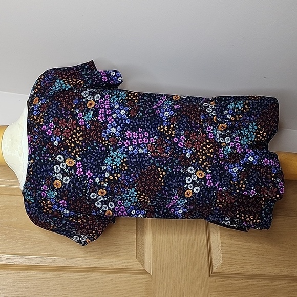 A.N.A (a new approach) Ruffle Hem Short Sleeve Floral Blouse - Picture 9 of 12